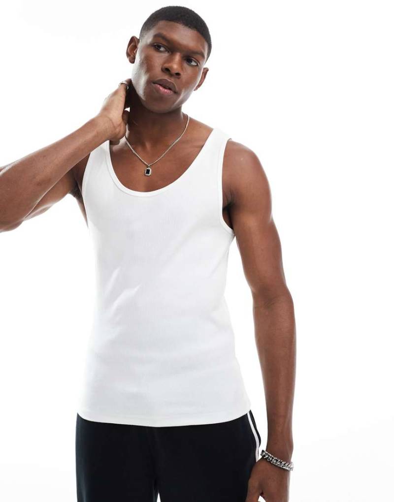 ASOS DESIGN - Geripptes Basic-Muskelshirt in Weiß von ASOS DESIGN