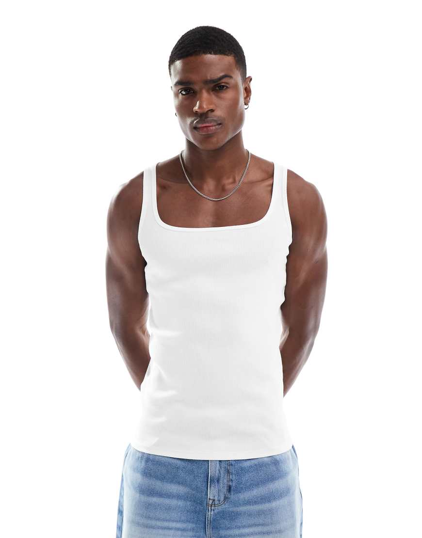 ASOS DESIGN - Geripptes Muskelträgertop in Weiß mit eckigem Ausschnitt ASOS DESIGN - Geripptes Muskelträgertop in Weiß mit eckigem Ausschnitt von ASOS DESIGN
