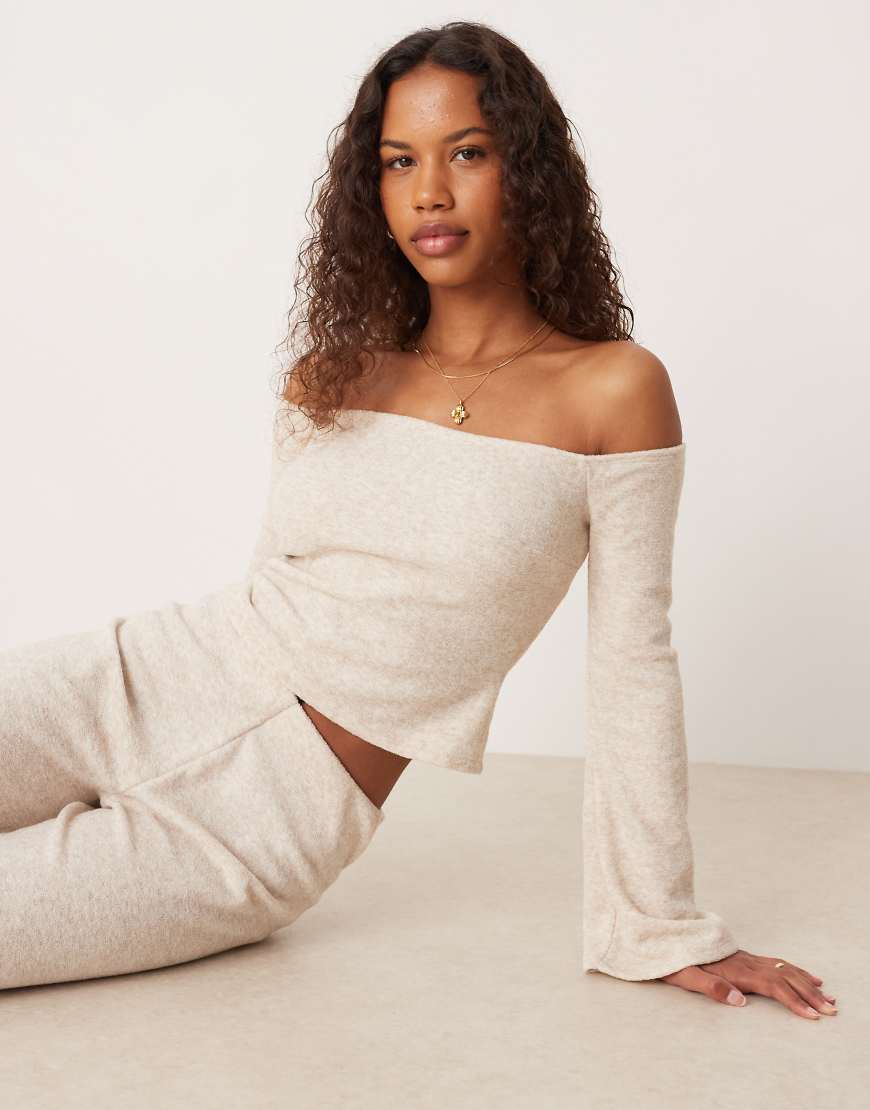 ASOS DESIGN - Geripptes Oberteil aus angerautem Material in Haferbeige mit Carmen-Ausschnitt und ausgestellten Ärmeln, Kombiteil-Neutral von ASOS DESIGN