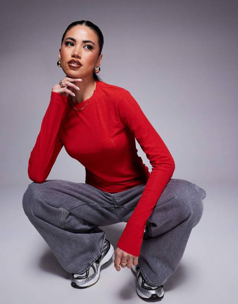 ASOS DESIGN - Geripptes Oberteil in Rot mit Rundhalsausschnitt und trockenem Griff von ASOS DESIGN