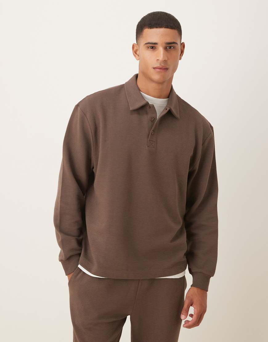 ASOS DESIGN - Geripptes Oversize-Polo-Sweatshirt in Braun-Brown von ASOS DESIGN