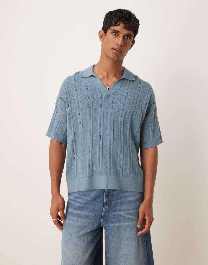 ASOS DESIGN - Geripptes Oversize-Polohemd aus Strick in Blau mit eingekerbtem Ausschnitt von ASOS DESIGN