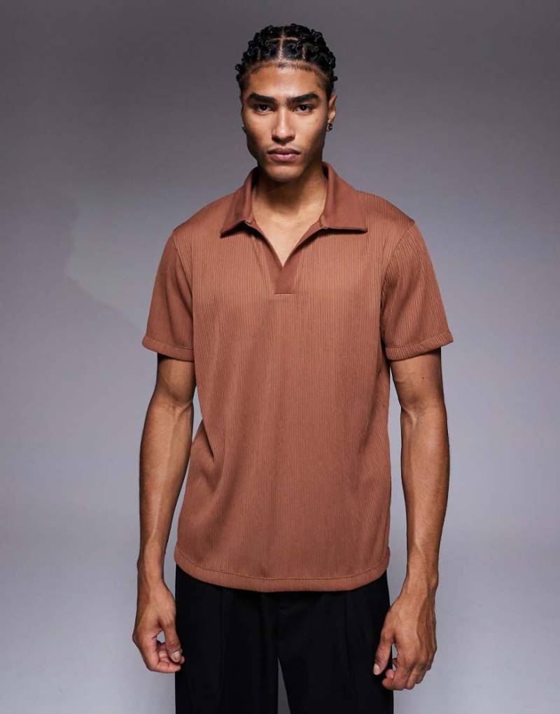 ASOS DESIGN - Geripptes Polohemd in Braun-Brown von ASOS DESIGN