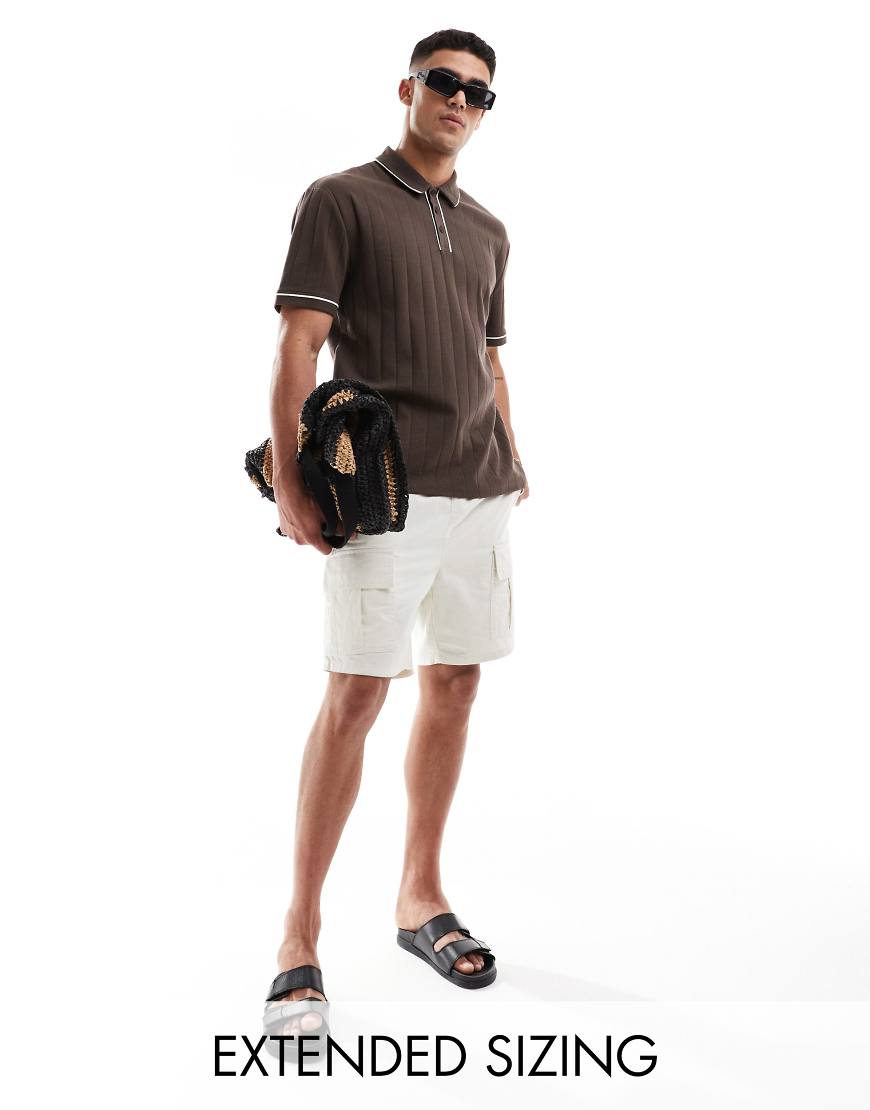 ASOS DESIGN - Lässig geschnittenes, geripptes Polohemd in Braun mit weißen Zierstreifen ASOS DESIGN - Lässig geschnittenes, geripptes Polohemd in Braun mit weißen Zierstreifen von ASOS DESIGN