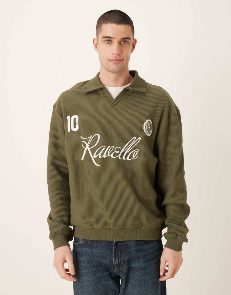 ASOS DESIGN - Geripptes Relaxed-Fit-Sweatshirt in Grün mit eingekerbtem Polo-Ausschnitt und Brustprint von ASOS DESIGN