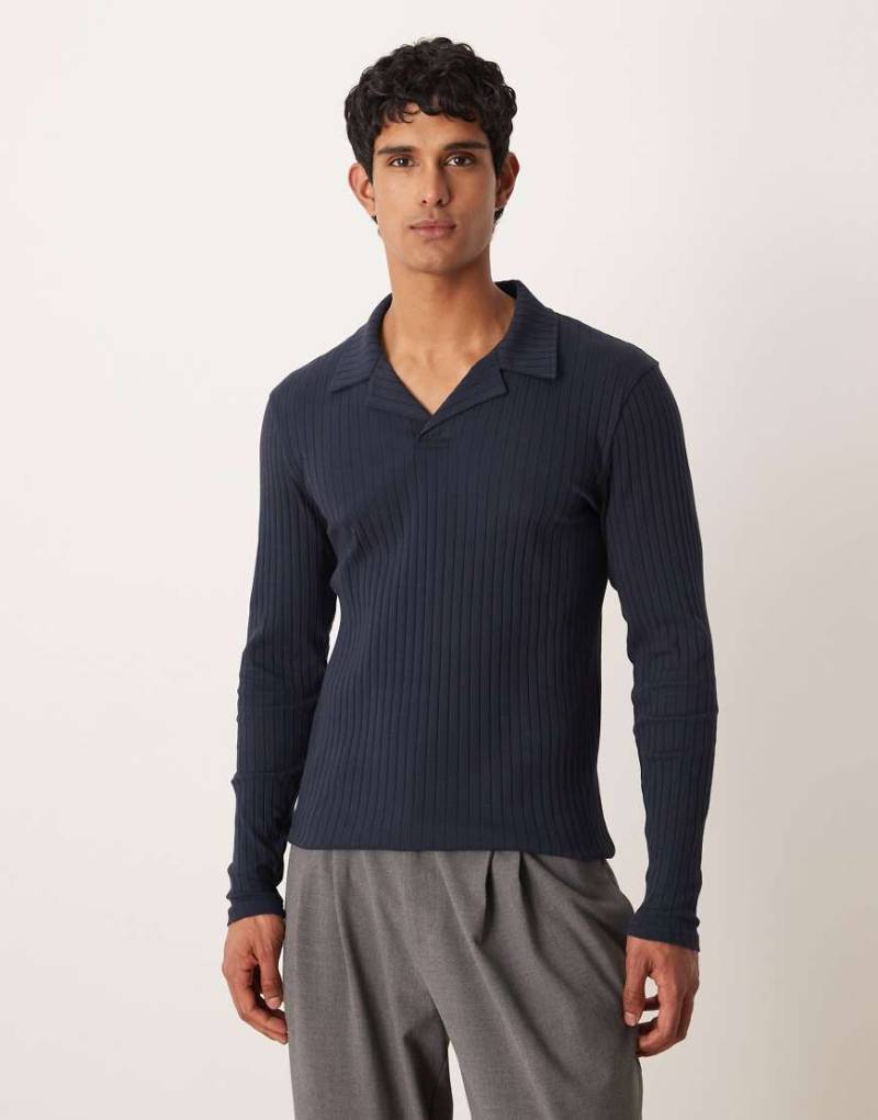 ASOS DESIGN - Geripptes Slim-Fit-Polohemd in Marineblau von ASOS DESIGN
