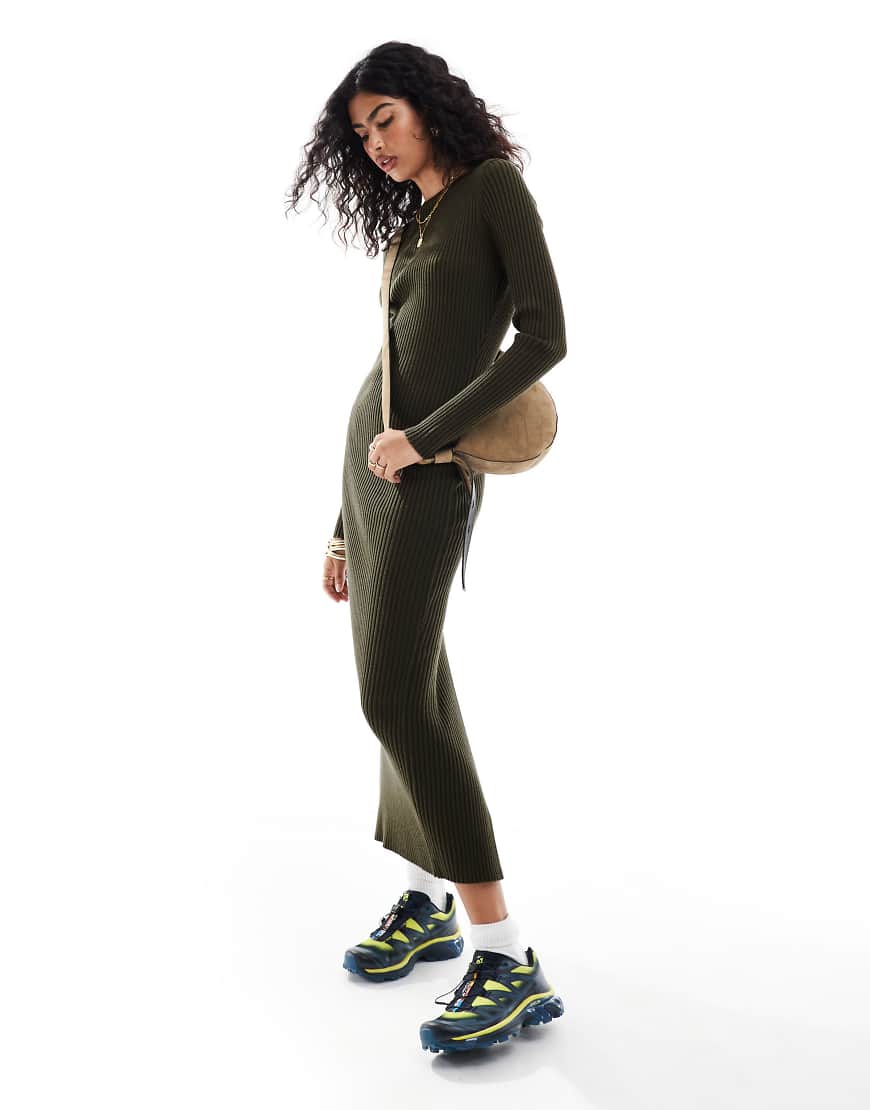 ASOS DESIGN - Geripptes Strick-Maxikleid in Khaki mit Rundhalsausschnitt-Grün ASOS DESIGN - Geripptes Strick-Maxikleid in Khaki mit Rundhalsausschnitt-Grün von ASOS DESIGN