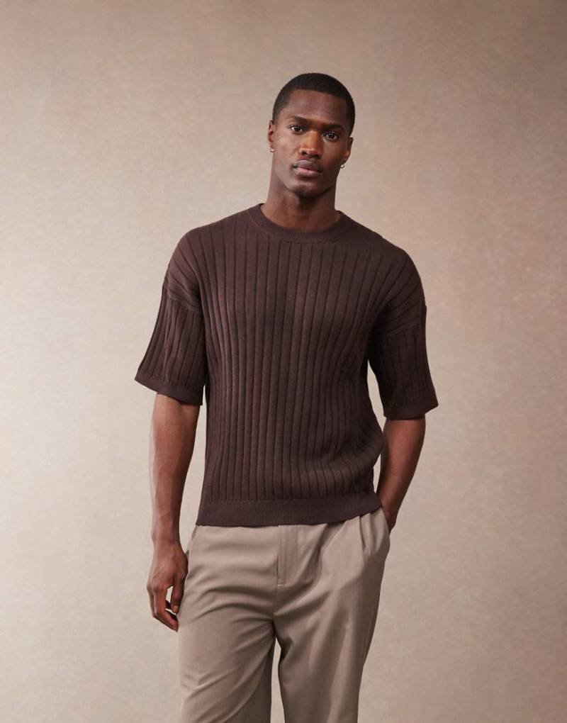 ASOS DESIGN - Locker geschnittenes T-Shirt aus Rippstrick in Braun von ASOS DESIGN