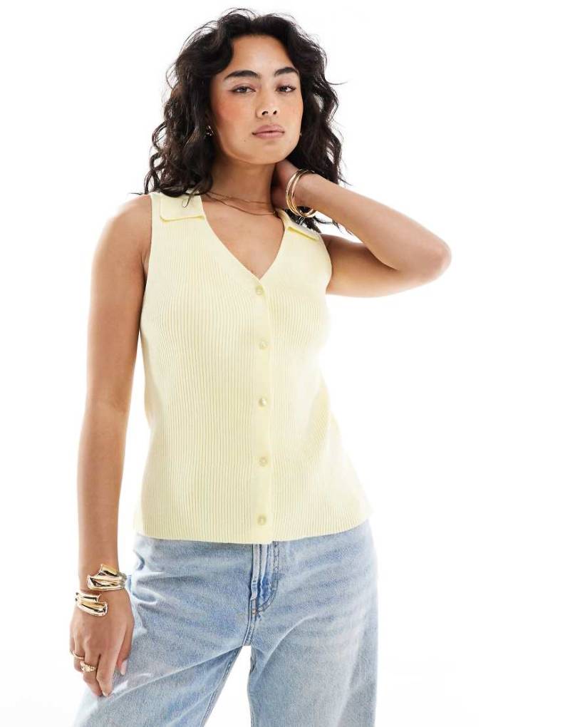 ASOS DESIGN - Geripptes Strickoberteil in Buttermilchgelb mit Kragen von ASOS DESIGN