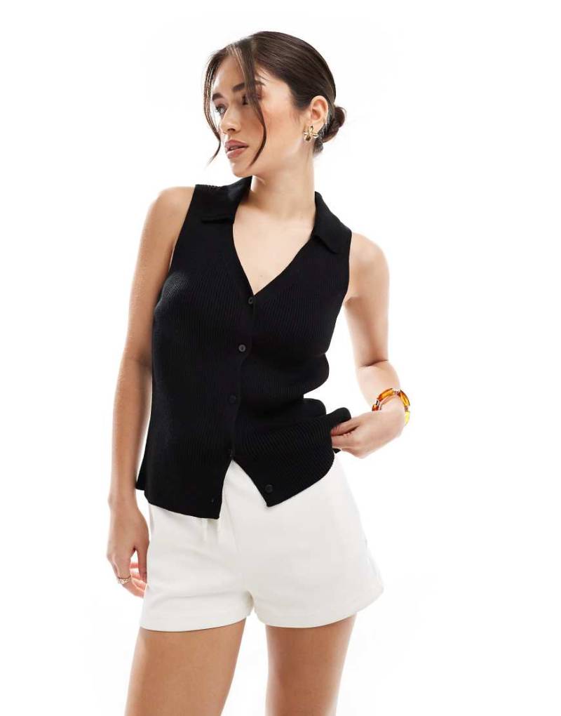 ASOS DESIGN - Geripptes Strickoberteil in Schwarz mit Kragen von ASOS DESIGN