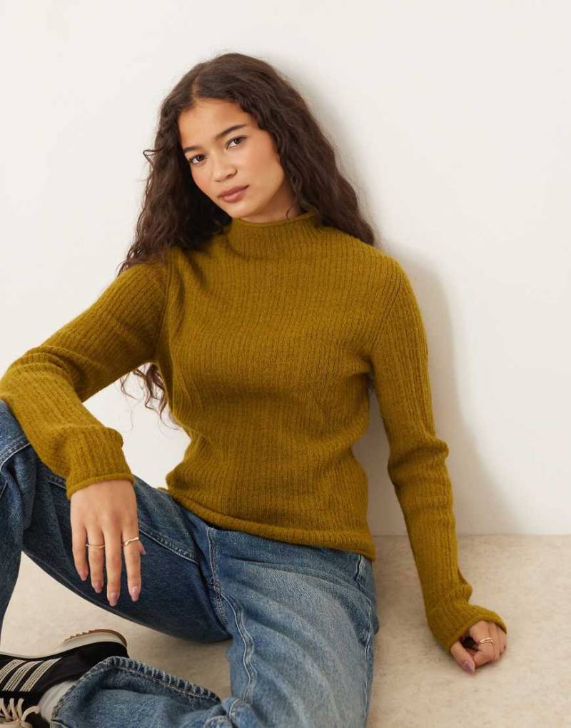 ASOS DESIGN - Geripptes Strickoberteil in der Farbe Kreuzkümmel mit Stehkragen und lockerer Passform-Orange von ASOS DESIGN