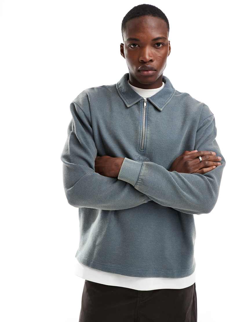 ASOS DESIGN - Geripptes Sweatshirt in Dunkelgrau mit Polokragen und kurzem Reißverschluss ASOS DESIGN - Geripptes Sweatshirt in Dunkelgrau mit Polokragen und kurzem Reißverschluss von ASOS DESIGN