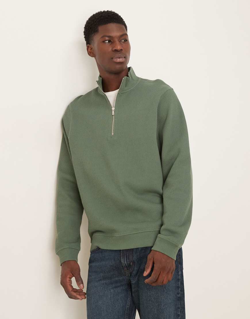 ASOS DESIGN - Geripptes Sweatshirt in Grün mit kurzem Reißverschluss von ASOS DESIGN