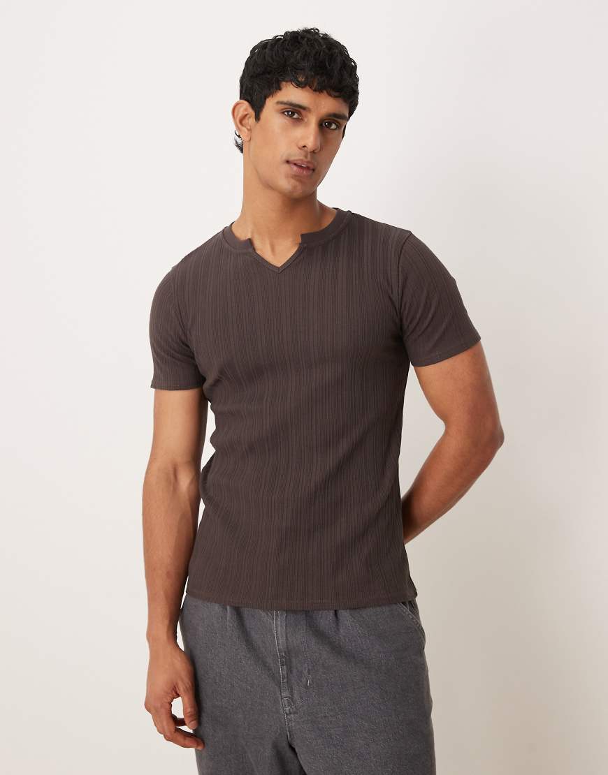 ASOS DESIGN - Geripptes T-Shirt in Braun mit Einkerbung am Kragen und körperbetontem Schnitt-Brown von ASOS DESIGN