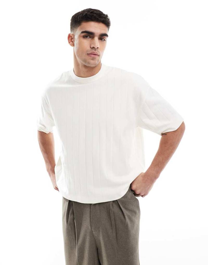 ASOS DESIGN - Geripptes T-Shirt in Cremeweiß mit kastigem Oversize-Schnitt von ASOS DESIGN