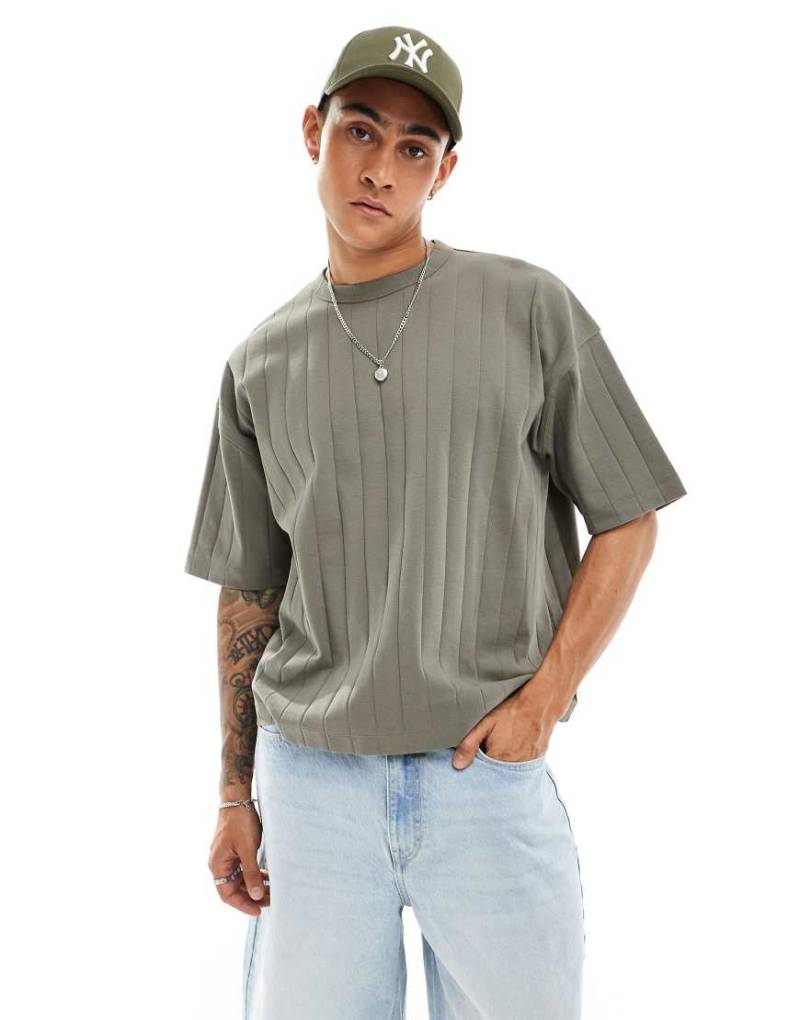 ASOS DESIGN - Geripptes T-Shirt in Khaki mit kastigem Oversize-Schnitt-Grün von ASOS DESIGN