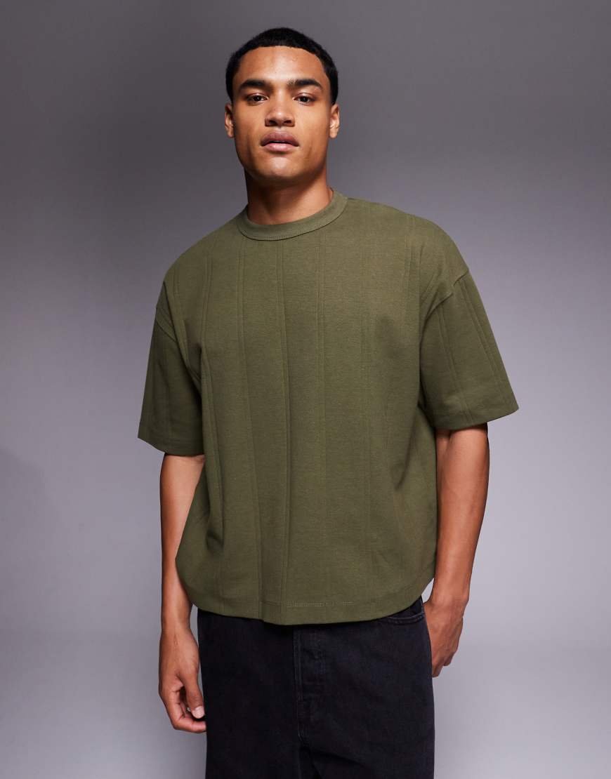 ASOS DESIGN - Geripptes T-Shirt in Khaki mit kastigem Oversize-Schnitt-Grün von ASOS DESIGN