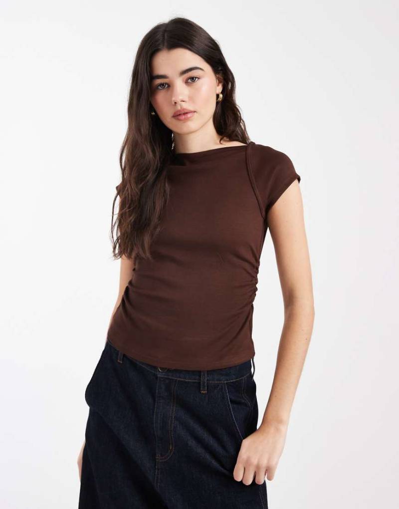ASOS DESIGN - Geripptes T-Shirt in Schokobraun mit U-Boot-Ausschnitt und geraffter Taille-Brown von ASOS DESIGN