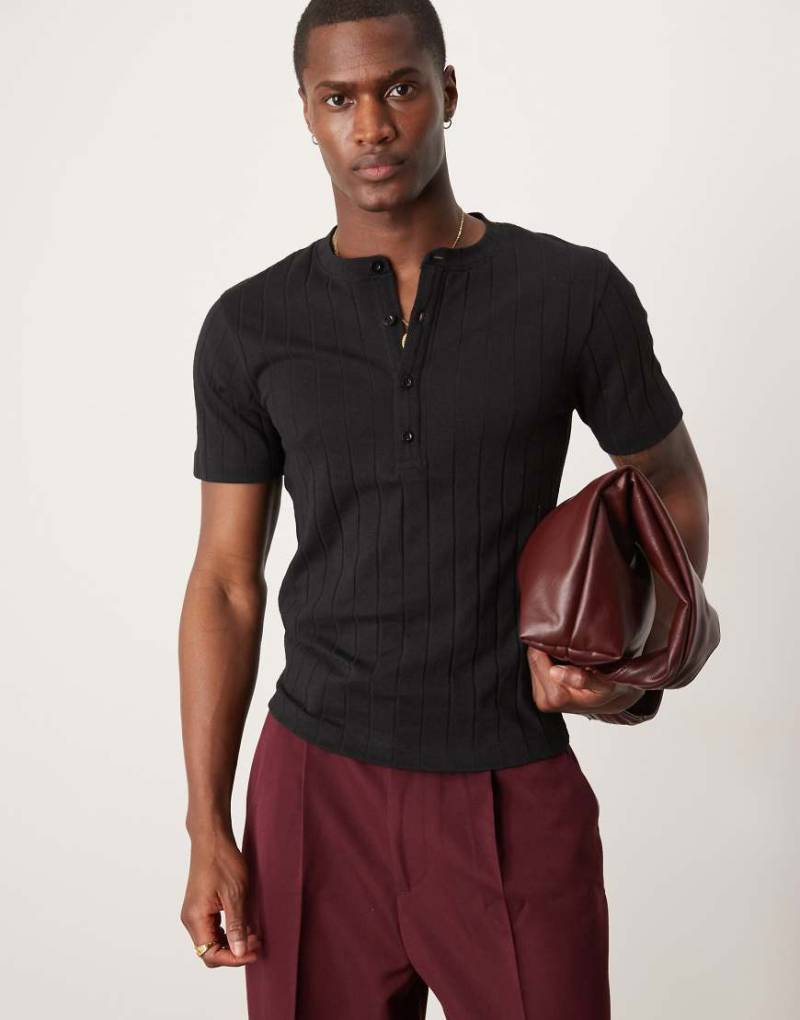ASOS DESIGN - Geripptes T-Shirt in Schwarz mit Muskelschnitt und Henley-Kragen von ASOS DESIGN