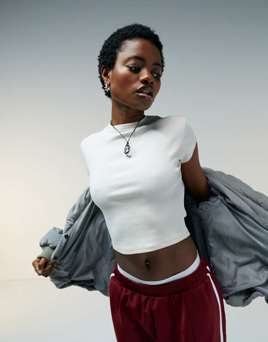 ASOS DESIGN - Geripptes T-Shirt in Stein mit knappem, kurzem Schnitt und Kappenärmeln-Neutral ASOS DESIGN - Geripptes T-Shirt in Stein mit knappem, kurzem Schnitt und Kappenärmeln-Neutral von ASOS DESIGN
