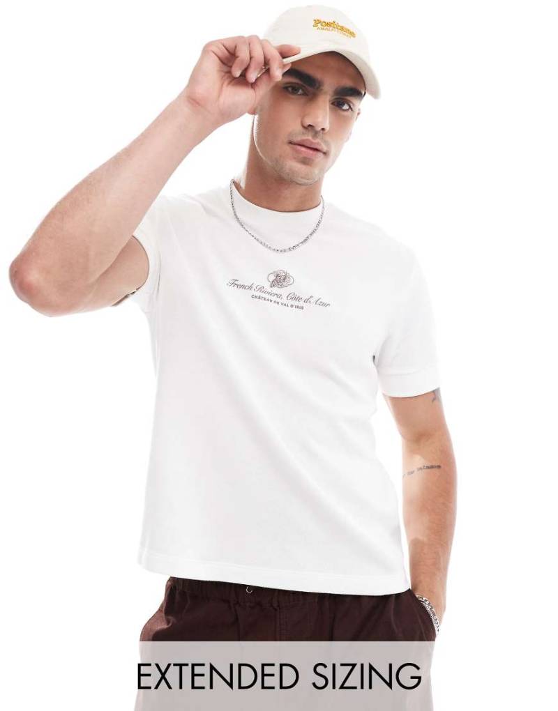 ASOS DESIGN - Geripptes T-Shirt in gebrochenem Weiß mit Textprint auf der Brust von ASOS DESIGN