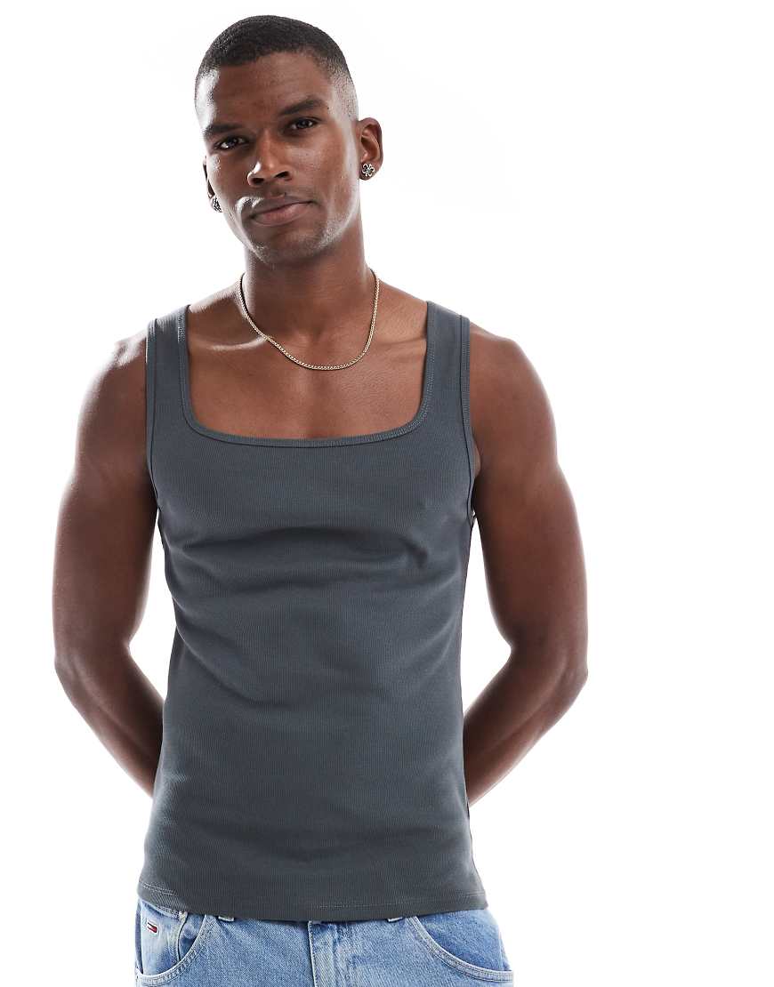 ASOS DESIGN - Geripptes Basic-Muskelshirt in Anthrazit-Grau ASOS DESIGN - Geripptes Basic-Muskelshirt in Anthrazit-Grau von ASOS DESIGN