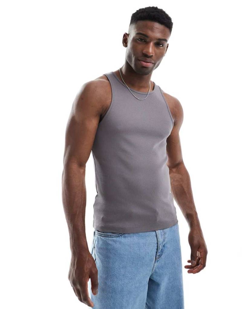 ASOS DESIGN - Geripptes Trägershirt mit körperbetontem Schnitt in Anthrazit-Grau von ASOS DESIGN