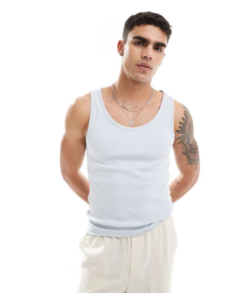 ASOS DESIGN - Geripptes Trägertop in Grau mit körpernahem Schnitt von ASOS DESIGN