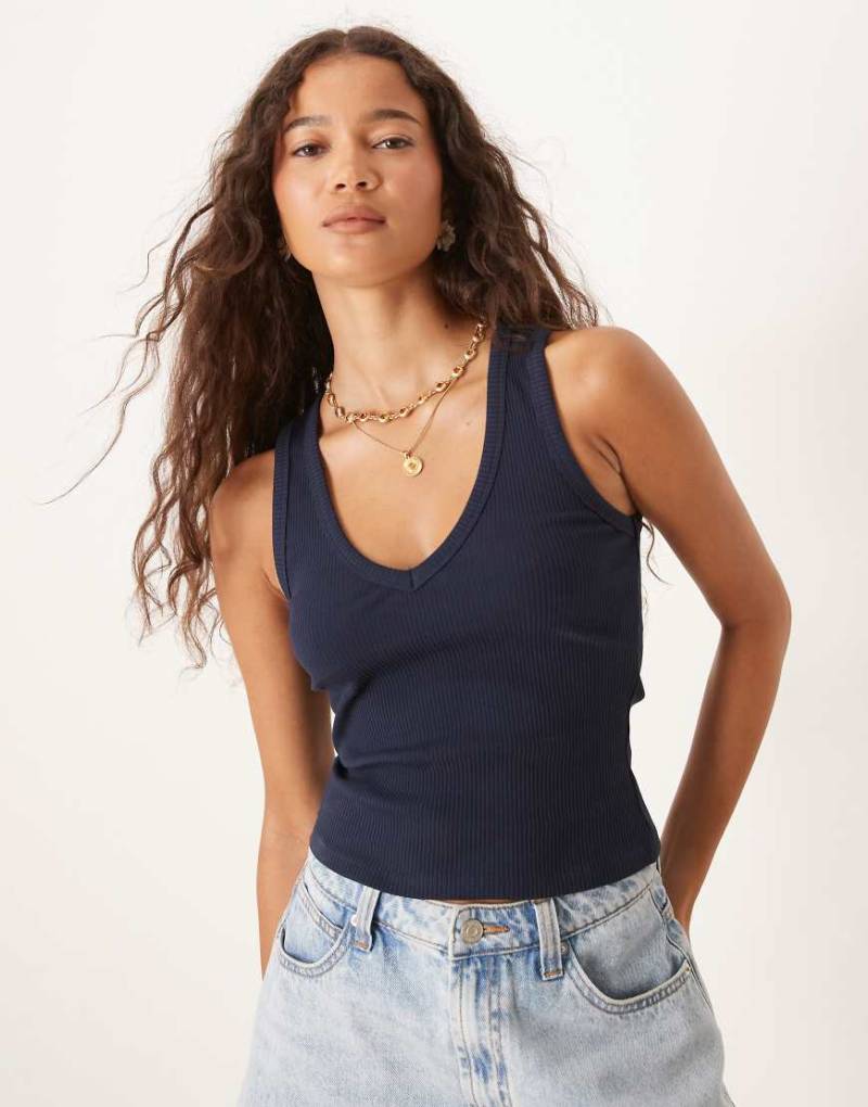 ASOS DESIGN - Geripptes Trägertop in Marineblau mit V-Ausschnitt von ASOS DESIGN