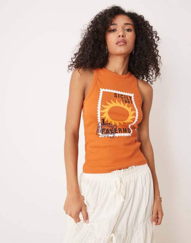 ASOS DESIGN - Geripptes Trägertop in Rostrot mit Ringerrücken und Postkarten-Print-Orange von ASOS DESIGN