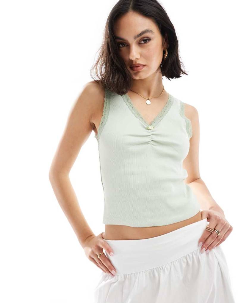 ASOS DESIGN - Geripptes Trägertop in Salbeigrün mit Rosendetail und Spitze von ASOS DESIGN