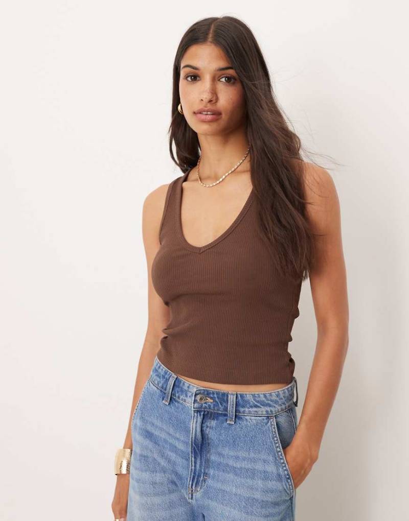 ASOS DESIGN - Geripptes Trägertop in Schokobraun mit V-Ausschnitt-Brown von ASOS DESIGN