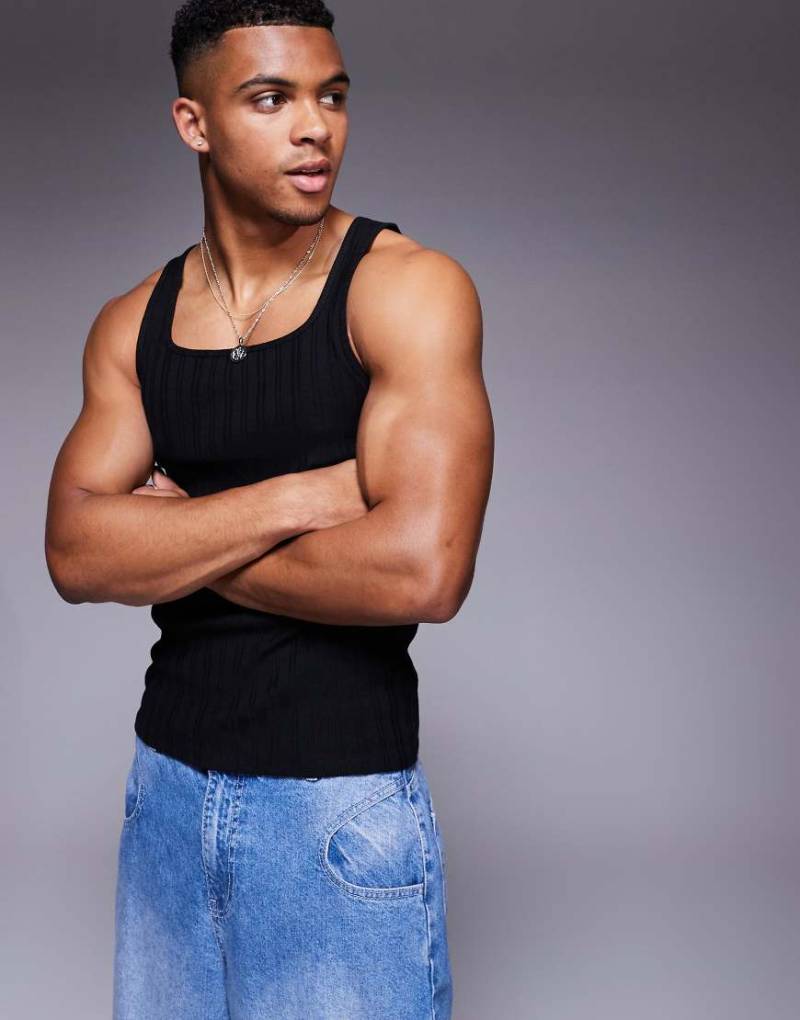 ASOS DESIGN - Geripptes Trägertop in Schwarz mit Muskelschnitt und hohem, eckigem Ausschnitt von ASOS DESIGN