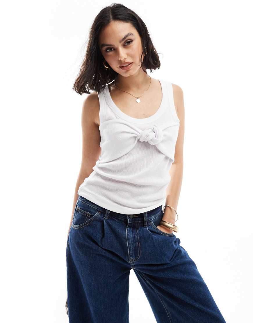 ASOS DESIGN - Geripptes Trägertop in Weiß mit U-Ausschnitt und geknotetem Overlay vorne ASOS DESIGN - Geripptes Trägertop in Weiß mit U-Ausschnitt und geknotetem Overlay vorne von ASOS DESIGN