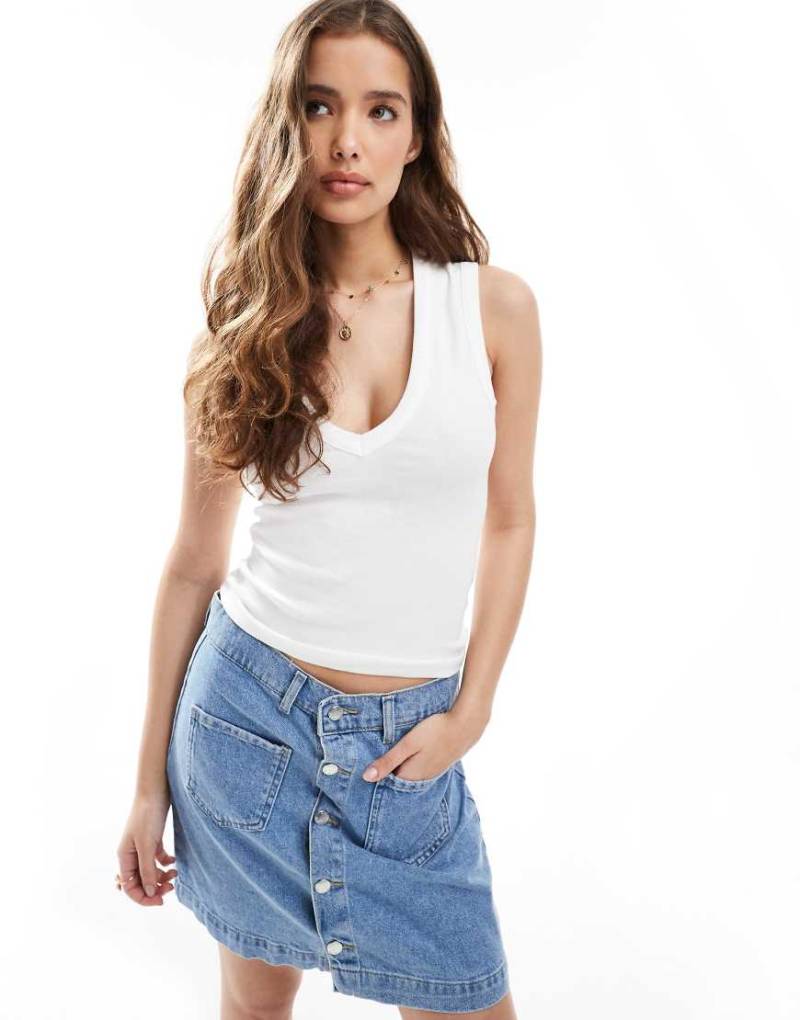 ASOS DESIGN - Geripptes Trägertop in Weiß mit V-Ausschnitt von ASOS DESIGN