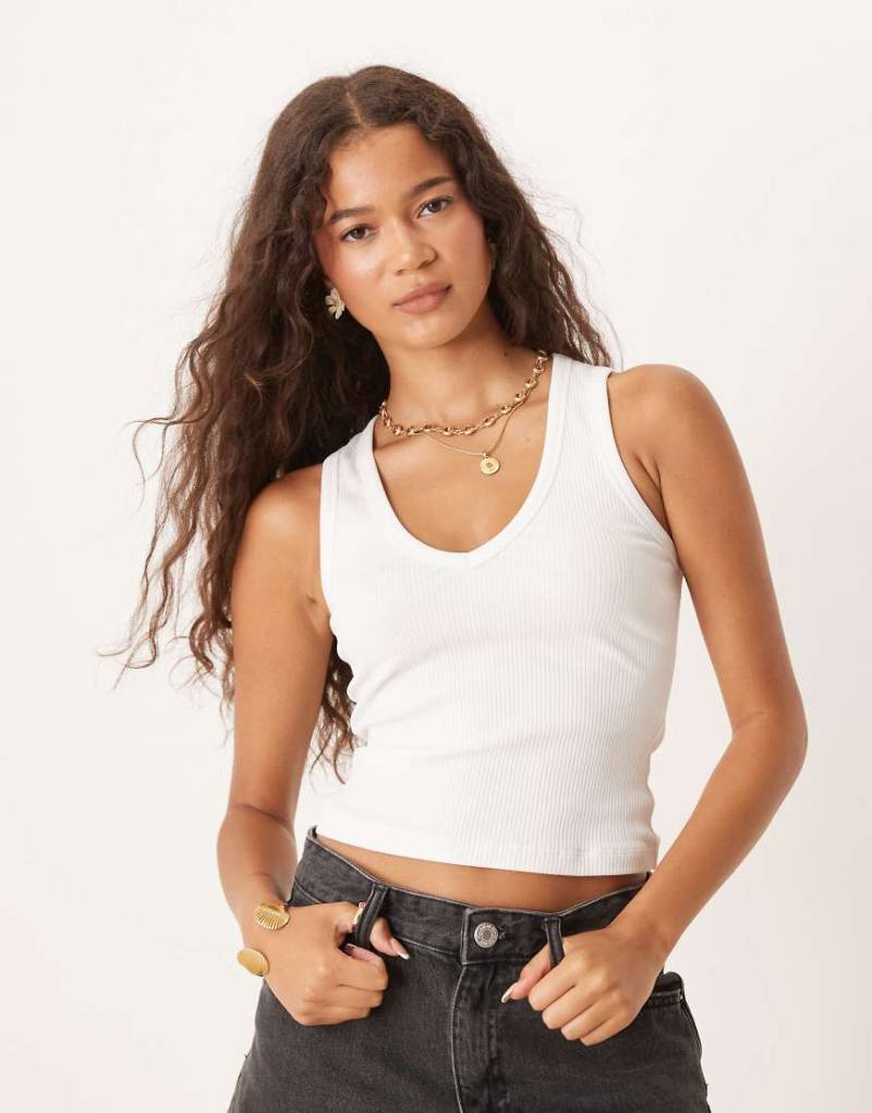 ASOS DESIGN - Geripptes Trägertop in Weiß mit V-Ausschnitt von ASOS DESIGN
