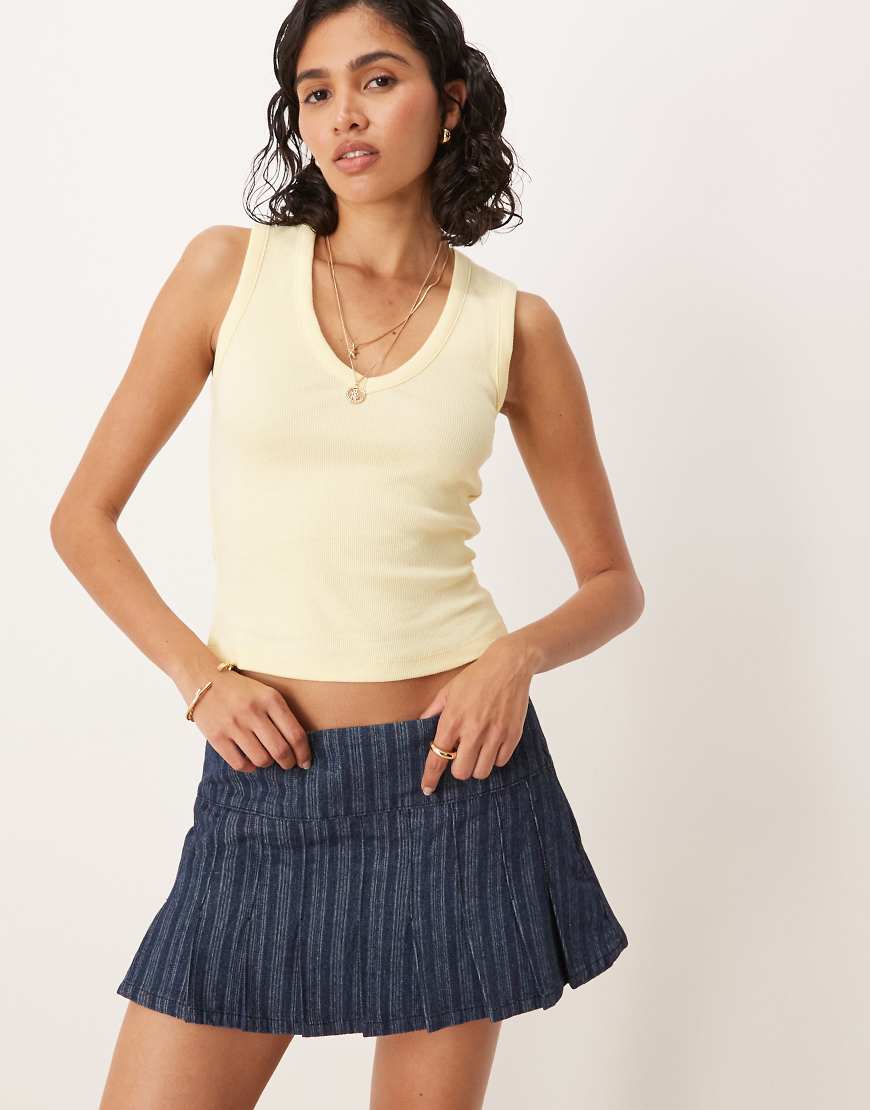 ASOS DESIGN - Geripptes Trägertop in Zitronengelb mit V-Ausschnitt ASOS DESIGN - Geripptes Trägertop in Zitronengelb mit V-Ausschnitt von ASOS DESIGN