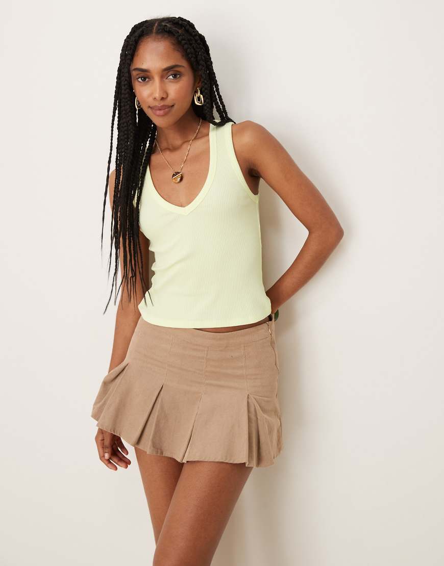 ASOS DESIGN - Geripptes Trägertop in Zitronengelb mit V-Ausschnitt von ASOS DESIGN