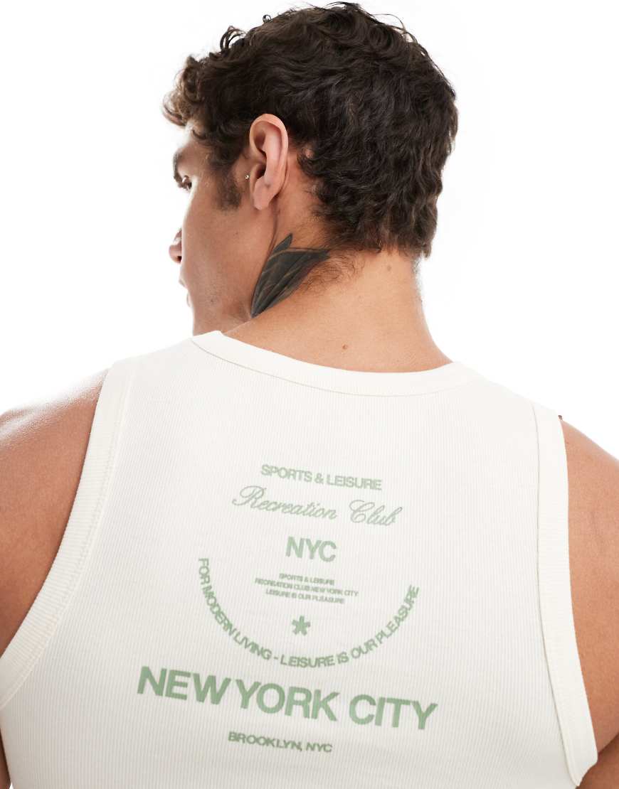 ASOS DESIGN - Geripptes Trägertop in gebrochenem Weiß mit „NYC"-Rückenprint-Neutral von ASOS DESIGN
