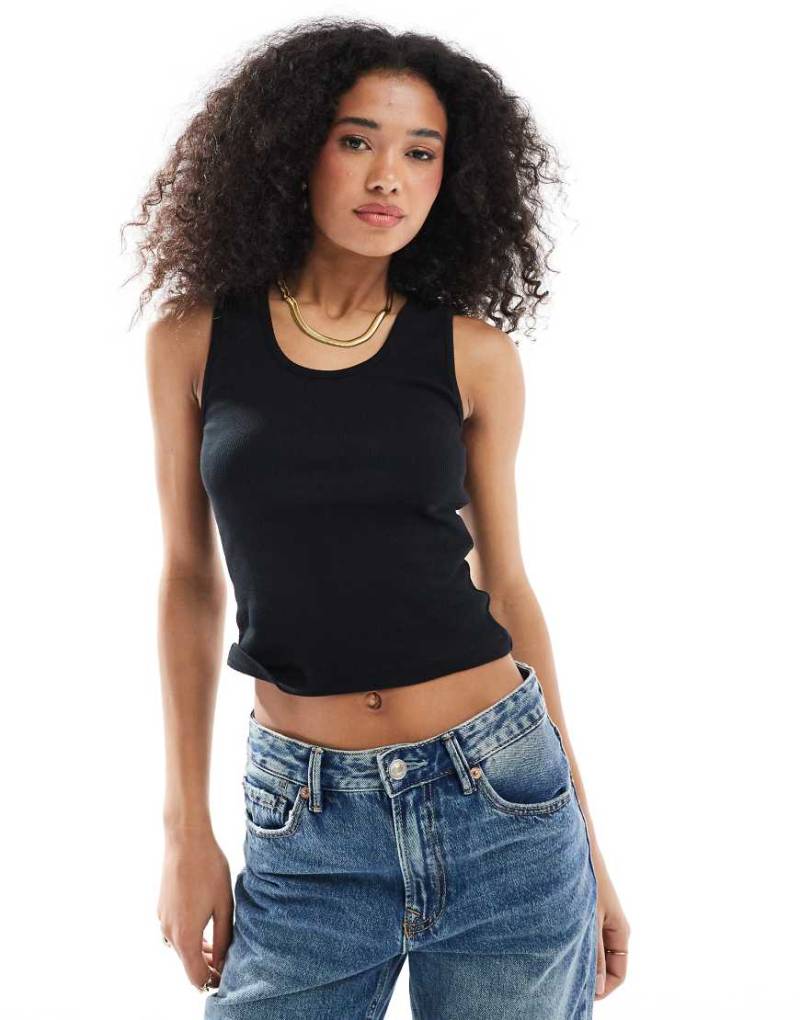 ASOS DESIGN - Geripptes Trägertop mit U-Ausschnitt in Schwarz von ASOS DESIGN
