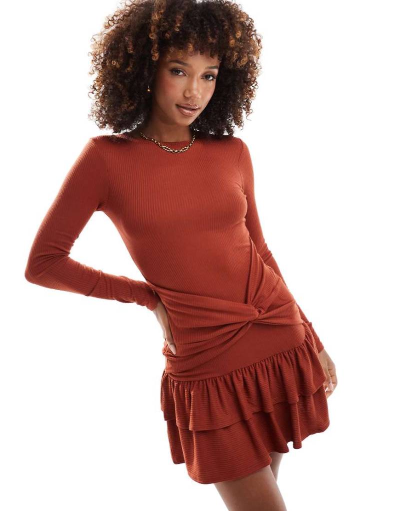 ASOS DESIGN - Geripptes langärmeliges Minikleid in Rostrot mit Rara-Rock von ASOS DESIGN