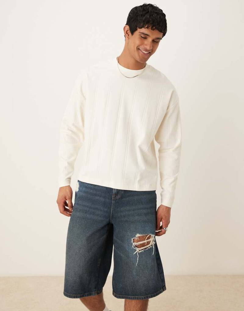 ASOS DESIGN - Geripptes langärmliges T-Shirt in Cremeweiß mit kastigem Oversize-Schnitt von ASOS DESIGN