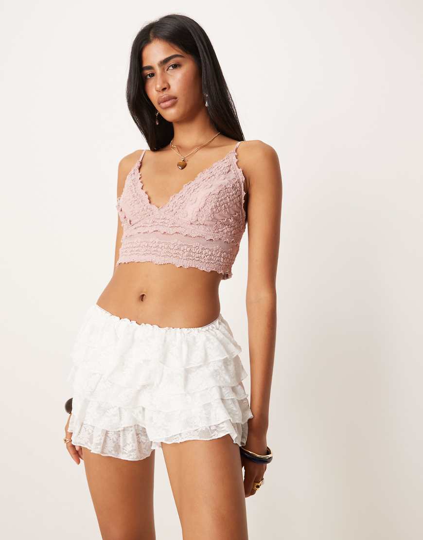 ASOS DESIGN - Gerüschte Hotpants aus Spitze in Elfenbeinweiß von ASOS DESIGN