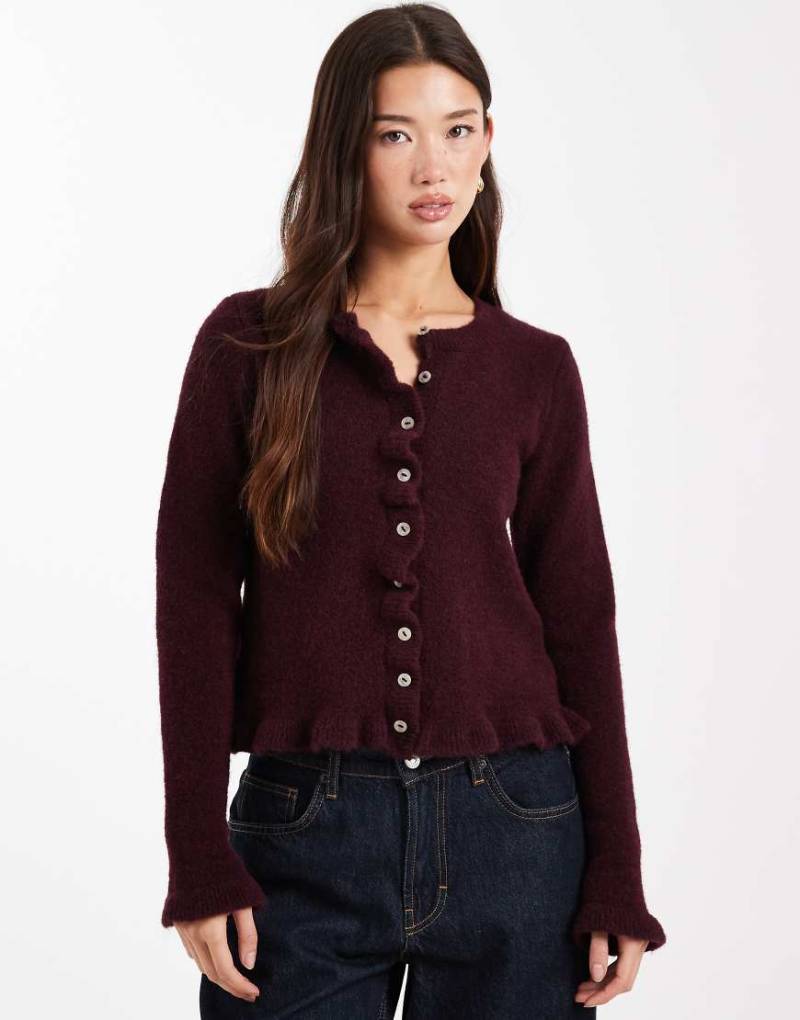 ASOS DESIGN - Gerüschte Strickjacke in Weinrot mit Wollanteil von ASOS DESIGN