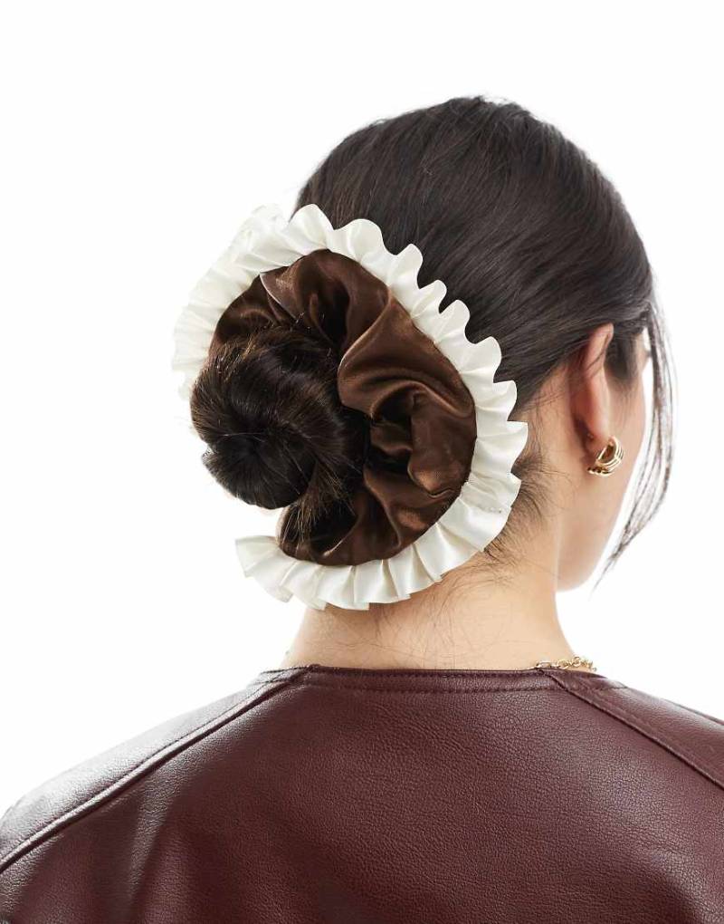 ASOS DESIGN - Gerüschter Haargummi-Scrunchie aus Satin in Braun von ASOS DESIGN