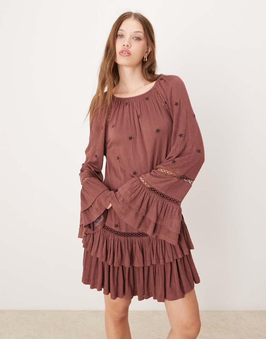 ASOS DESIGN - Gerüschtes Mini-Hängerkleid in Burgunderrot mit Knitterstruktur, gestuften Ärmeln und Sternstickerei von ASOS DESIGN