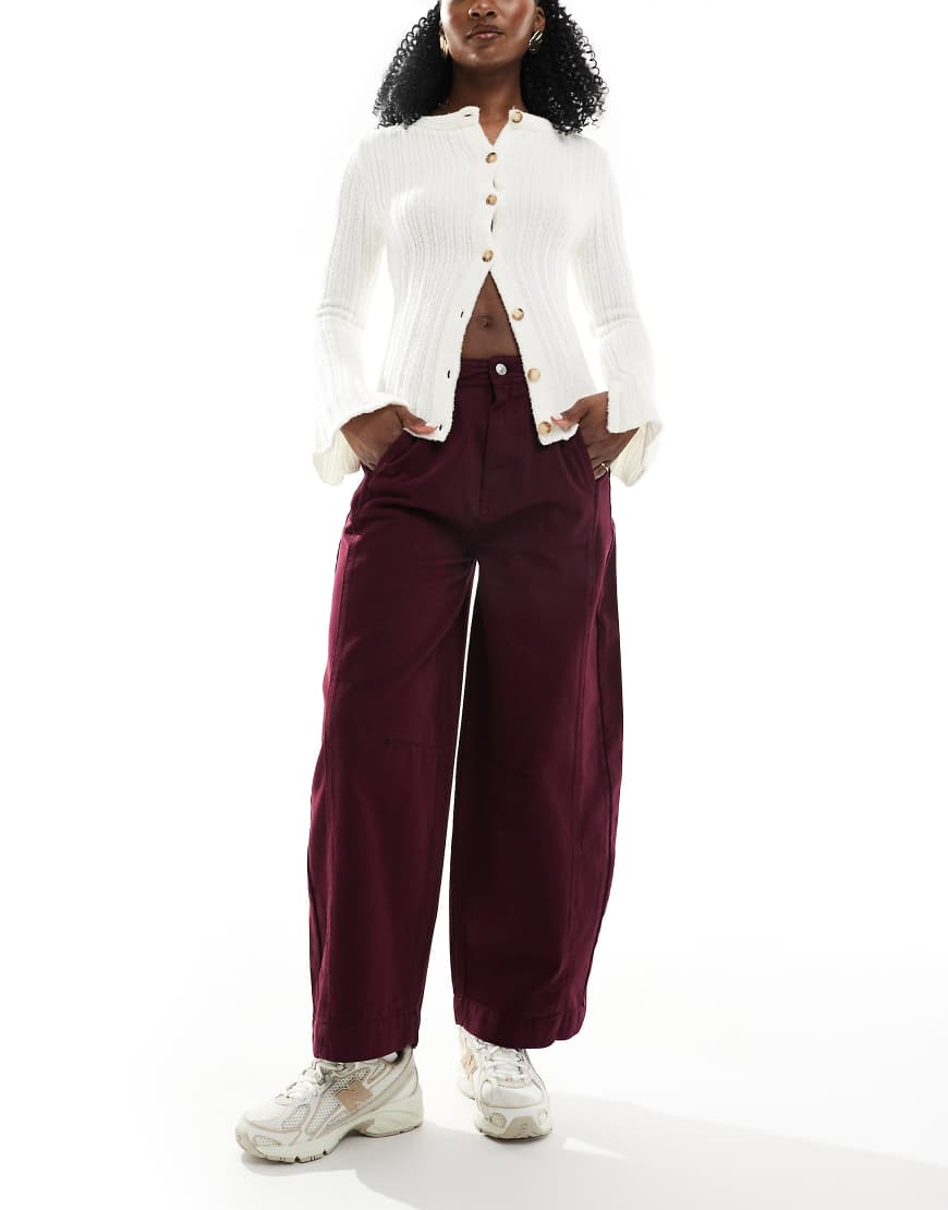 ASOS DESIGN - Gesäumte Barrel-Leg-Hose in dunklem Kirschrot ASOS DESIGN - Gesäumte Barrel-Leg-Hose in dunklem Kirschrot von ASOS DESIGN