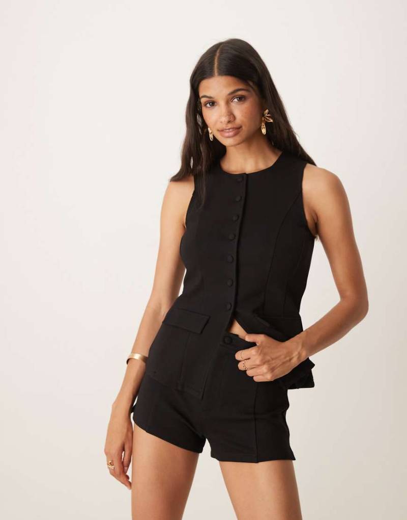 ASOS DESIGN - Gesäumte Hotpants aus Ponte-Stoff in Schwarz, Kombiteil ASOS DESIGN - Gesäumte Hotpants aus Ponte-Stoff in Schwarz, Kombiteil von ASOS DESIGN