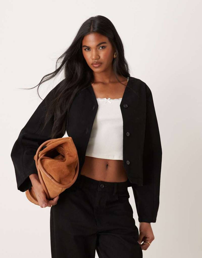 ASOS DESIGN - Gesäumte Jeansjacke in Schwarz mit geformten Ärmeln von ASOS DESIGN