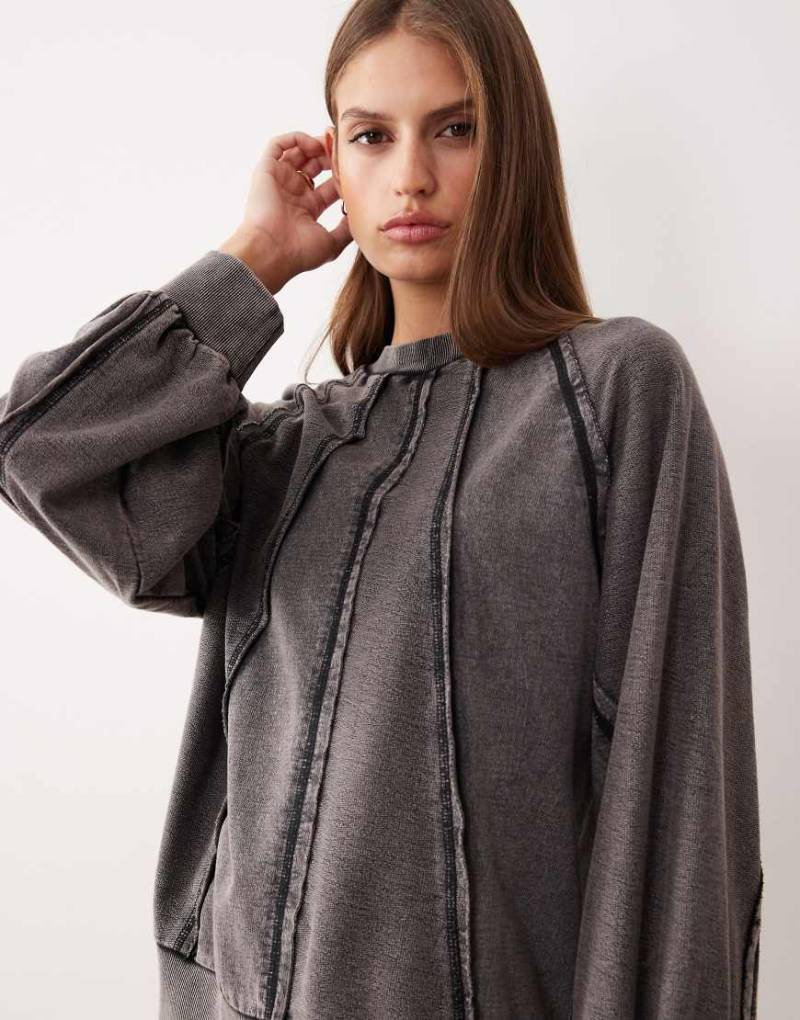 ASOS DESIGN - Gesäumtes Sweatshirt in verwaschenem Anthrazit mit Einsätzen-Grau von ASOS DESIGN